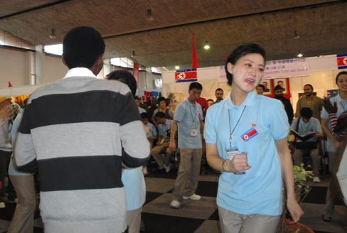 Ngất ngây cùng 'trai lạ'. Ảnh: T.Đ