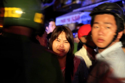 Người nhà nạn nhân khóc thảm thiết khi thấy thi thể người thân được đưa ra ngoài