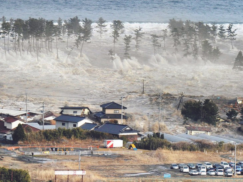 Sóng thần tràn vào TP Natori 