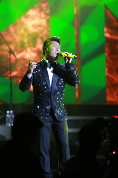 Nam danh ca xuất hiện với vẻ ngoài lãng tử và lịch lãm thường thấy