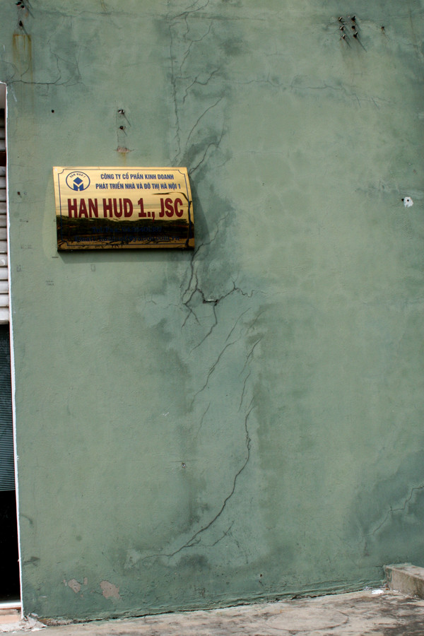 Bức tường của tòa nhà bị nứt lẻ