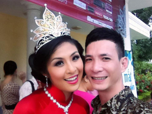 Với Hoa hậu Việt Nam 2010 Đặng Thị Ngọc Hân. Với Hoa hậu Việt Nam 2010 Đặng Thị Ngọc Hân