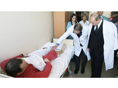 Thủ tướng Vladimir Putin thăm nạn nhân vụ đánh bom	Ảnh: Reuters