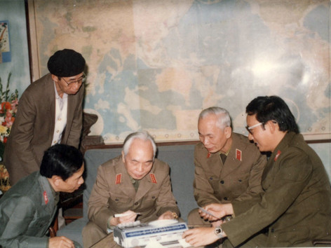 Đại tướng trao đổi cùng các cộng sự tại phòng làm việc (chụp khoảng năm 1998). Đại tướng trao đổi cùng các cộng sự tại phòng làm việc (chụp khoảng năm 1998)