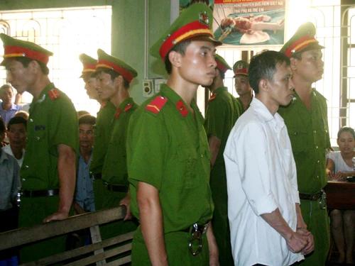  Bị cáo Tiềm tại phiên toà được bảo vệ rất nghiêm ngặt