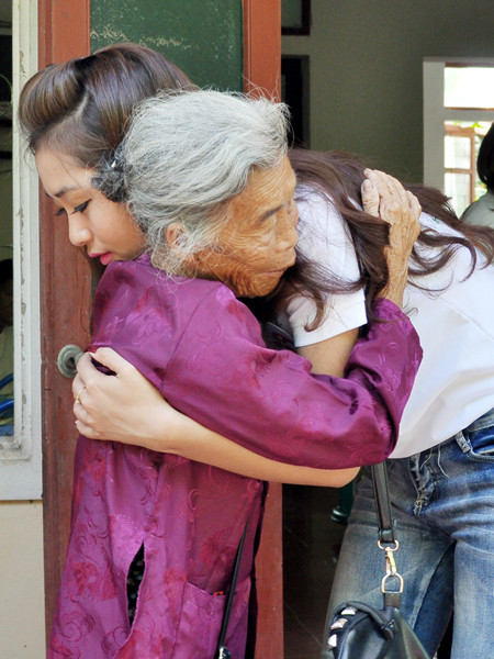 Tham gia hoạt động từ thiện tại làng trẻ SOS