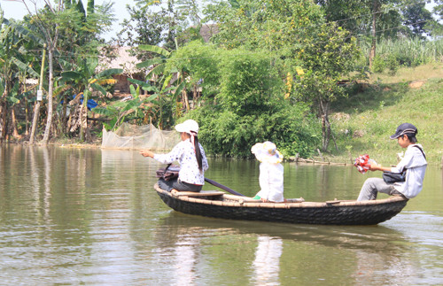 Các bạn nhỏ ngồi chênh vênh trên mũi thuyền
