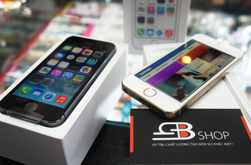 iPhone 5S phiên bản màu vàng 64 GB (phải) được rao bán với giá lên tới 45 triệu đồng - Ảnh: T.L. iPhone 5S phiên bản màu vàng 64 GB (phải) được rao bán với giá lên tới 45 triệu đồng - Ảnh: T.L