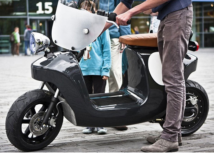 Chiếc xe ra đời tại Amsterdam, Hà Lan và đã trải qua nhiều cuộc chạy thử nghiệm. Thử nghiệm cho thấy vận tốc tối đa của xe là 54 km/h tại mô men xoắn 100 Nm/vòng/phút