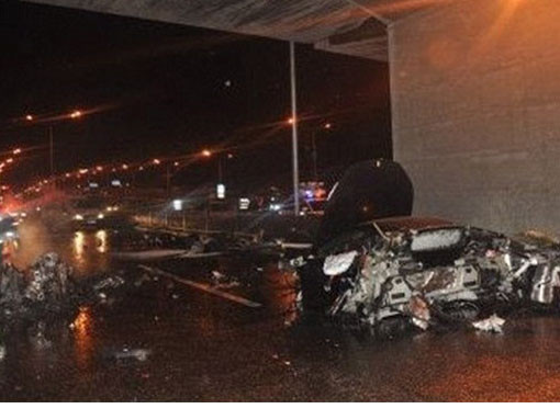 Hiện trường cho thấy rất có thể cậu quý tử này đang chơi trò sex với hai cô gái trên xe. Hiện trường cho thấy rất có thể cậu quý tử này đang chơi trò sex với hai cô gái trên xe