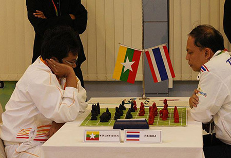 Hai kỳ thủ tập trung đấu trí ở môn cờ vua. Hai kỳ thủ tập trung đấu trí ở môn cờ vua