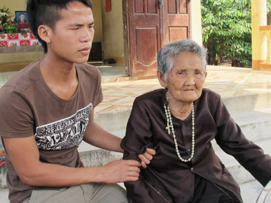 Bà Hoàng Thị Nhung (93 tuổi) khóc con trai Nguyễn Văn Thăng