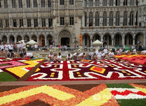 Hàng trăm nhà thiết kế cùng hàng ngàn tình nguyện viên tham gia xếp qua