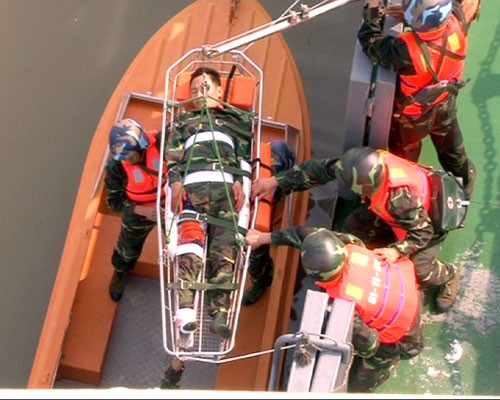 Đưa những chiến sĩ bị thương rời tàu
