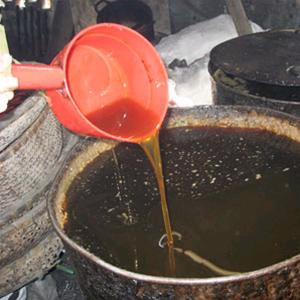 Lưới lọc cặn dầu ăn trước khi vào bể lắng. Ảnh: ANTĐ