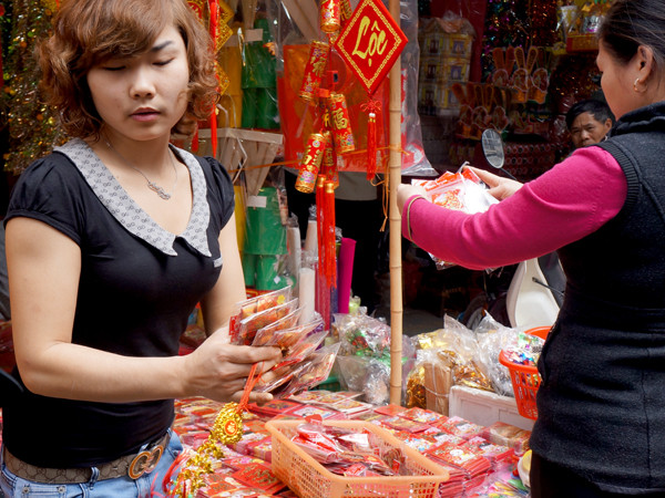 Nhiều mặt hàng dành cho người cõi âm vẫn đắt khách