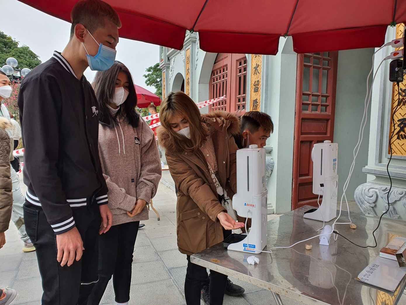 Kiểm soát COVID-19 tại đền Bà Chúa Kho