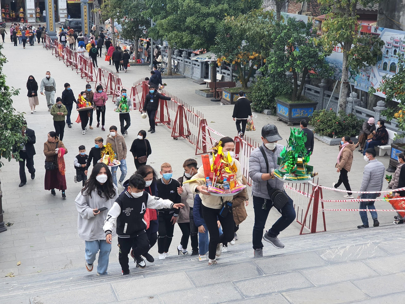 Người dân đi lễ đền Bà Chúa Kho