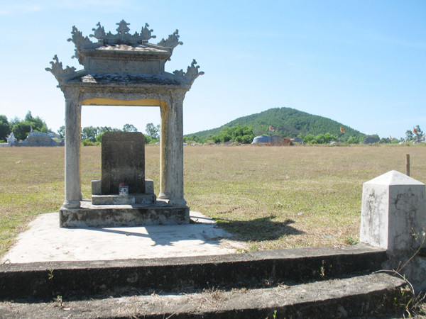 Đàn tế ở nghĩa trủng thứ hai Ảnh: Thanh Tùng