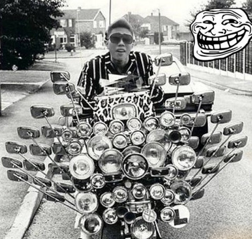 Mr.T trở thành đối tượng troll của cộng đồng vì việc sai luật giao thông còn lớn tiếng cãi nhau với 141 giữa phố. Ảnh: Internet