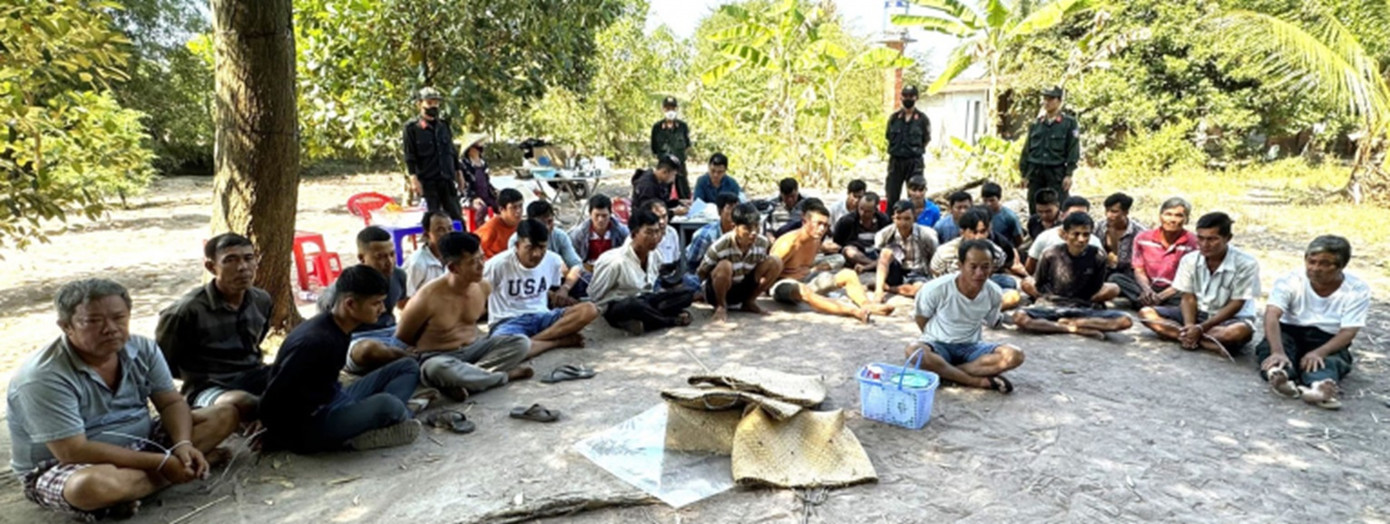 Các đối tượng bị bắt giữ tại hiện trường. Các đối tượng bị bắt giữ tại hiện trường.