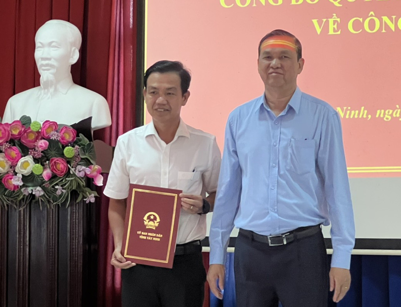 Ông Đặng Hoàng Chương (bên trái) Ông Đặng Hoàng Chương (bên trái)