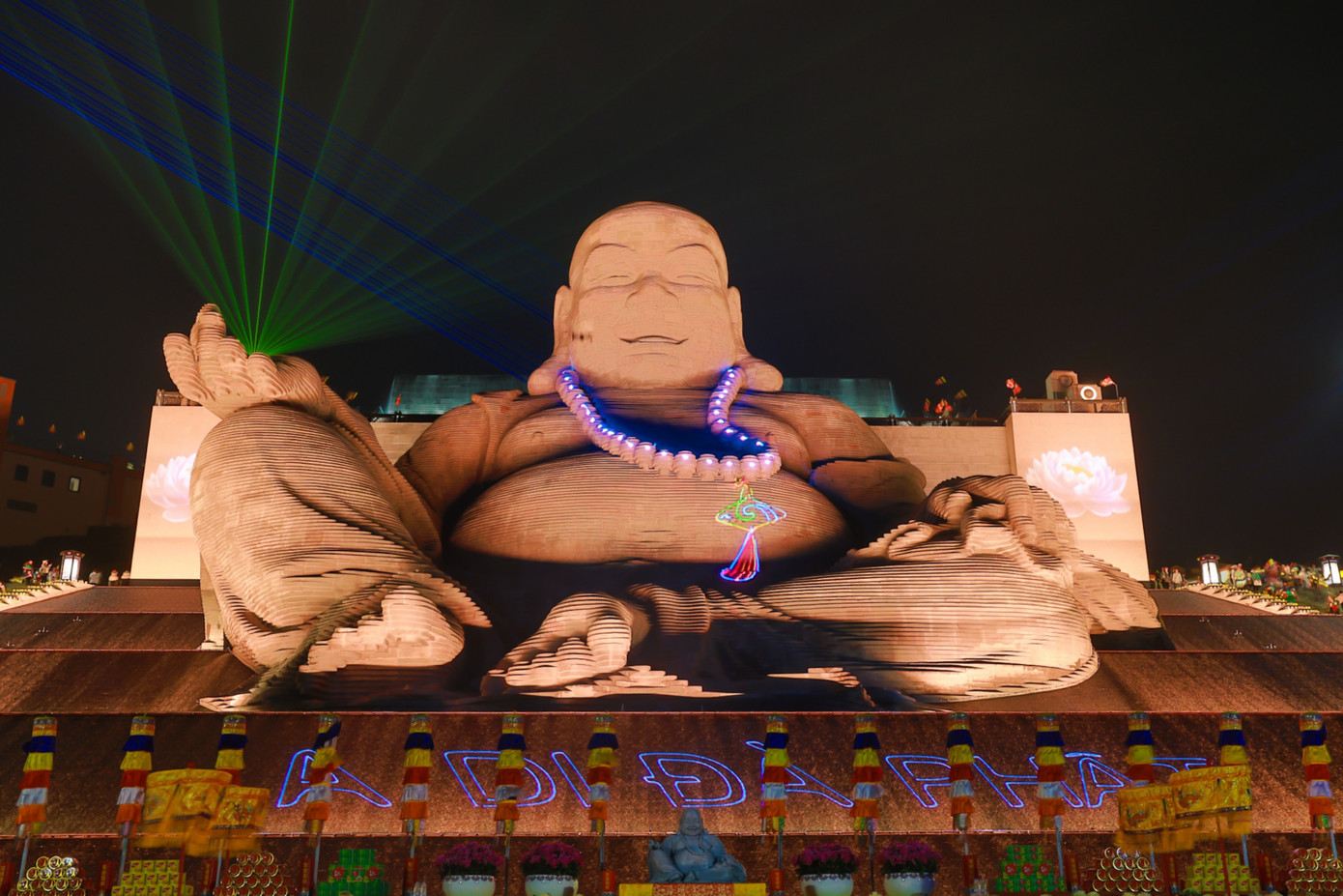 Tôn tượng Di Lặc trên đỉnh núi Bà Đen.