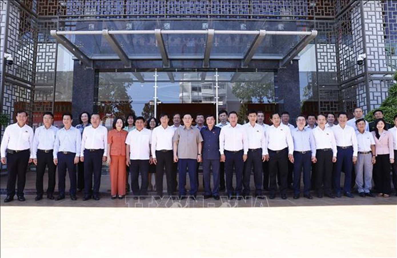 Chủ tịch Quốc hội Vương Đình Huệ cùng các đại biểu tại Tây Ninh ngày 3/1. Ảnh: TTXVN.