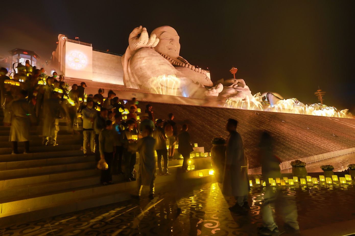 Tôn tượng Di Lặc trên đỉnh núi Bà Đen.