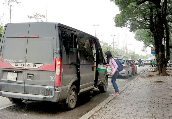 Nhiều xe hợp đồng chạy dù.