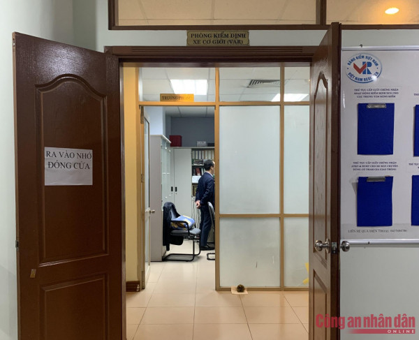 Phòng đối tượng Trần Anh Quân thẳng cửa ra vào Phòng Kiểm định xe cơ giới.