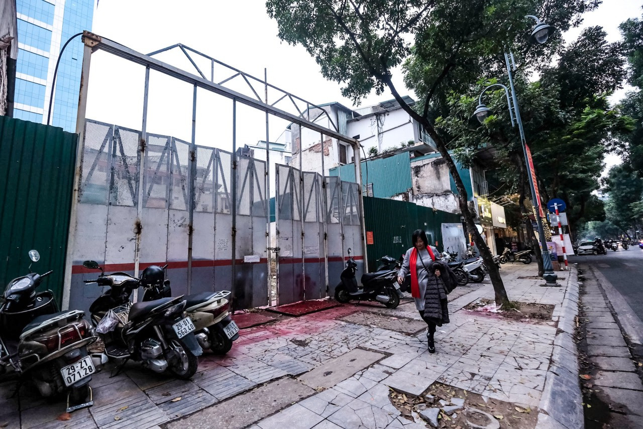 Lô "đất vàng" số 296, 298, 300 phố Bà Triệu. Lô "đất vàng" số 296, 298, 300 phố Bà Triệu.