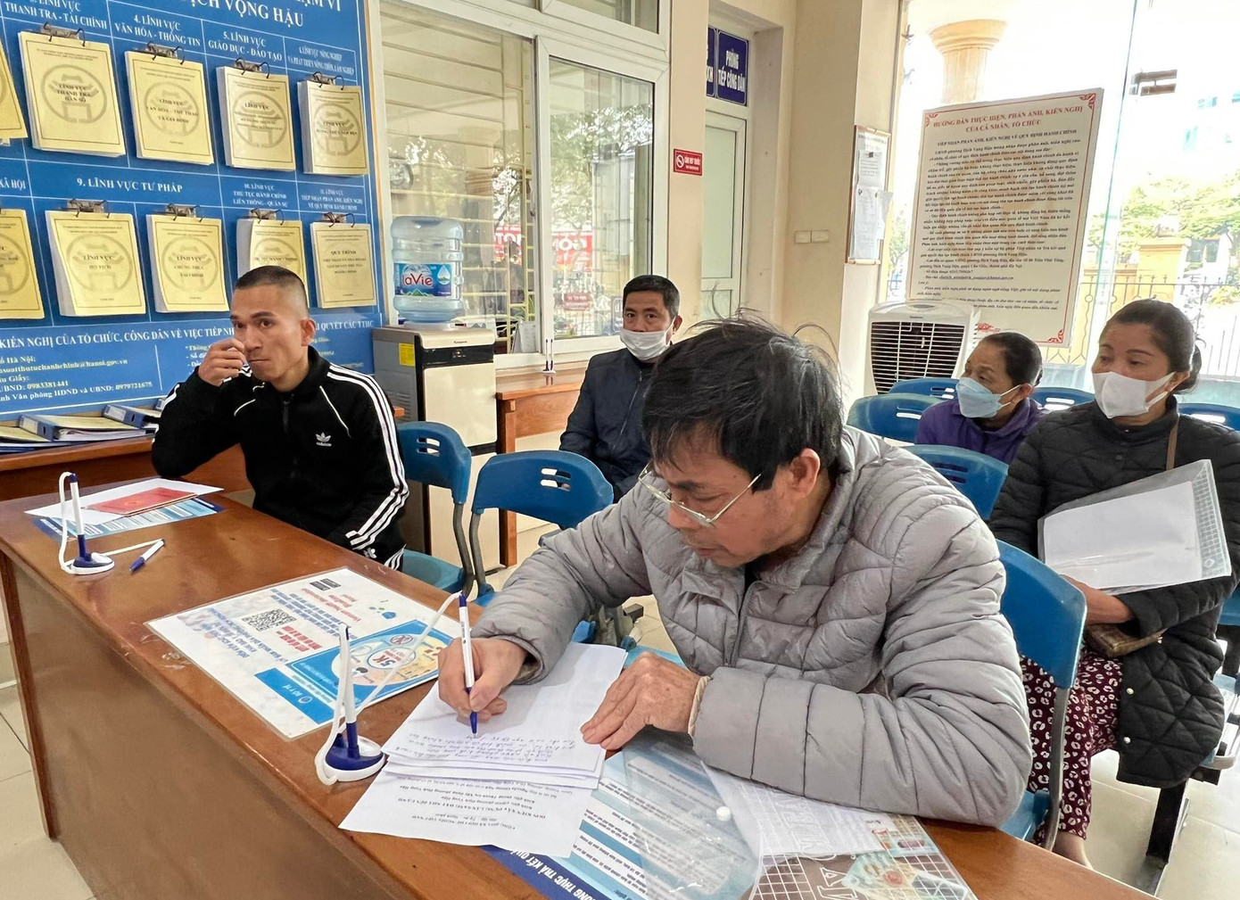 Người dân đến UBND phường Dịch Vọng Hậu làm thủ tục hành chính, dịch vụ công trực tuyến.