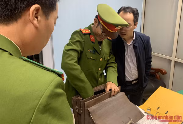 Cán bộ Công an mở chiếc cặp da màu nâu bí ẩn. Cán bộ Công an mở chiếc cặp da màu nâu bí ẩn.