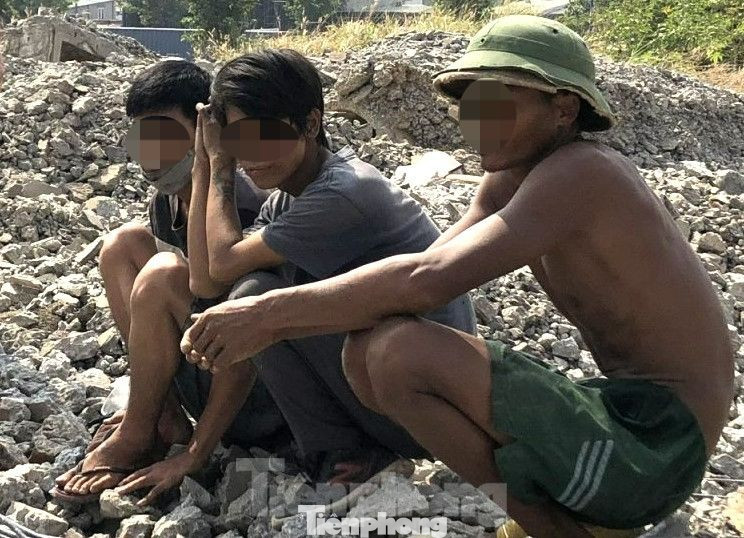 Những người có dấu hiệu nghiện hút đang tá túc ở khu vực ống cống cũ Những người có dấu hiệu nghiện hút đang tá túc ở khu vực ống cống cũ