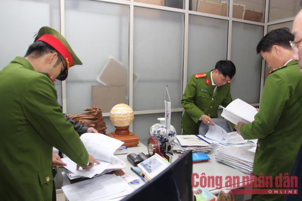 Cán bộ Công an khám xét, thu giữ nhiều tài liệu phục vụ công tác điều tra.