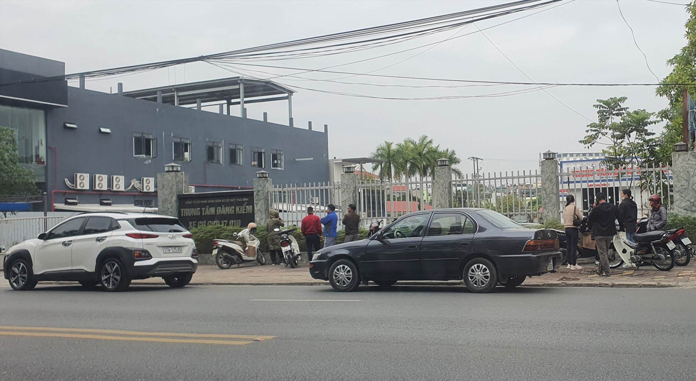 Nhiều người tới đăng kiểm phải quay về Nhiều người tới đăng kiểm phải quay về