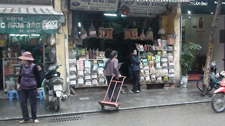 Các tiệm thuốc bán đầy nhau thai sấy khô