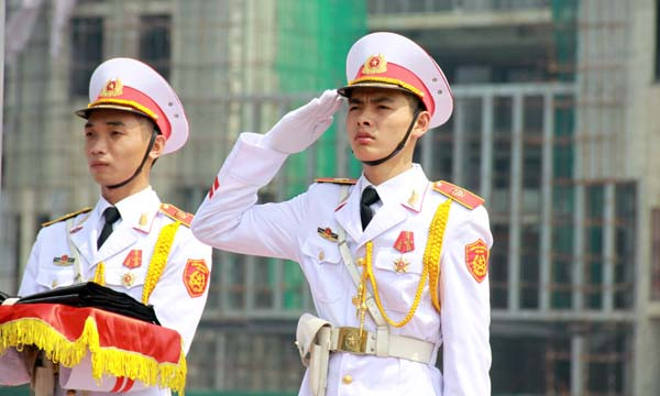 Trước khi tiến hành nghi thức treo cờ rủ, các sĩ quan chào cờ như thường lệ