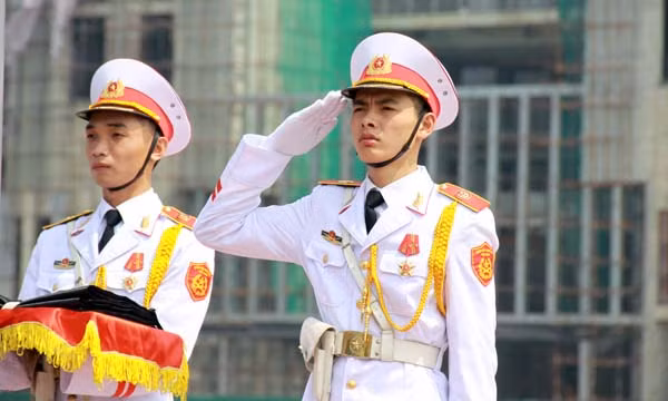 Trước khi tiến hành nghi thức treo cờ rủ, các sĩ quan chào cờ như thường lệ