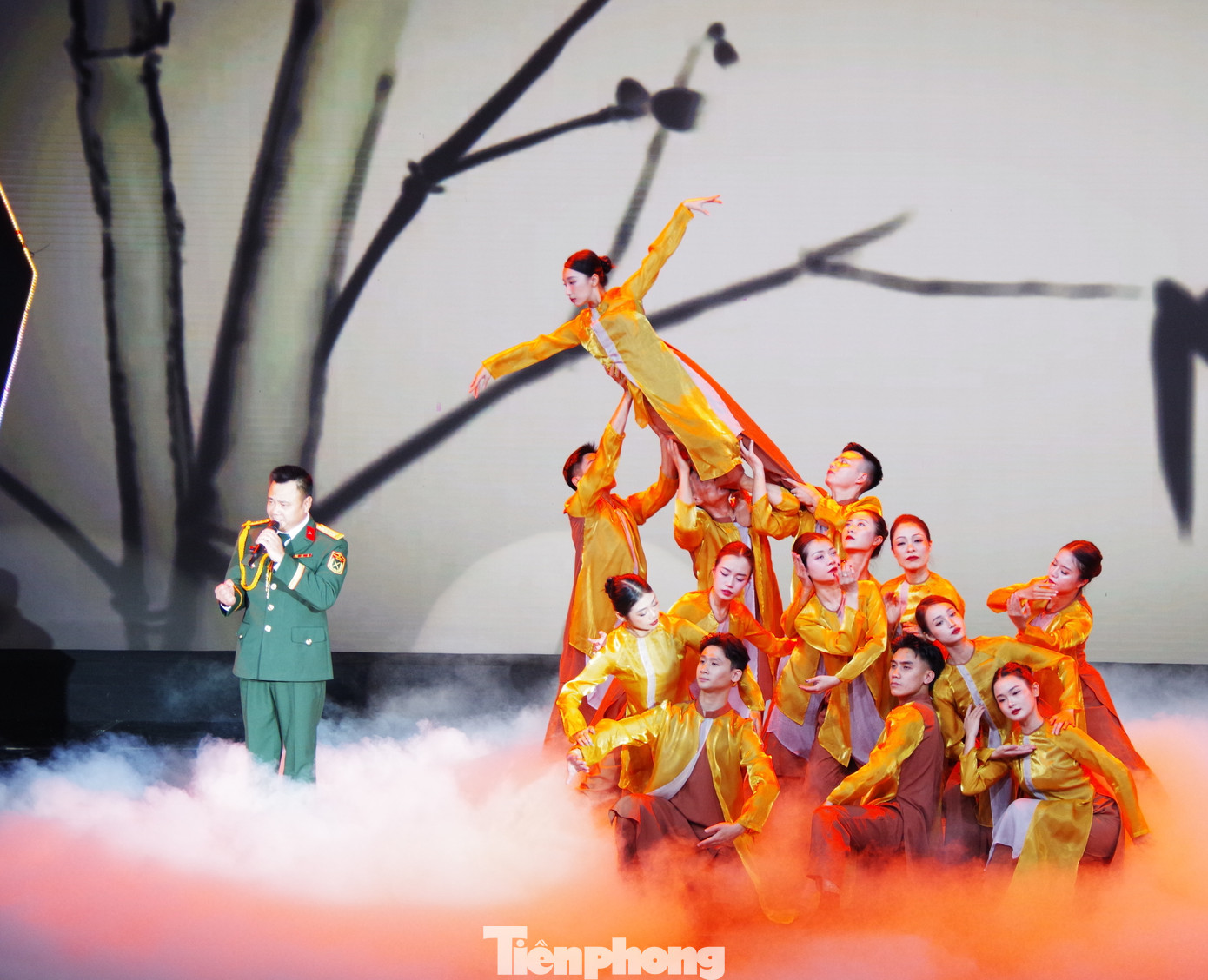 NSND Tự Long thể hiện một sáng tác của Nam Hà "Chúng con chiến đấu cho người sống mãi Việt Nam ơi".