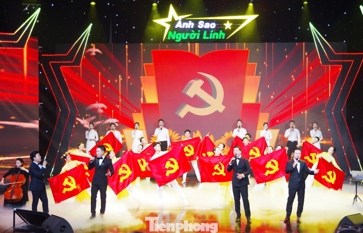 Các ca sĩ thể hiện ca khúc "Lá Cờ Đảng", sáng tác: Văn An.