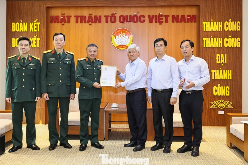 Ông Đỗ Văn Chiến trao thư cảm ơn của Trung ương MTTQ Việt Nam tới Bộ Quốc phòng.