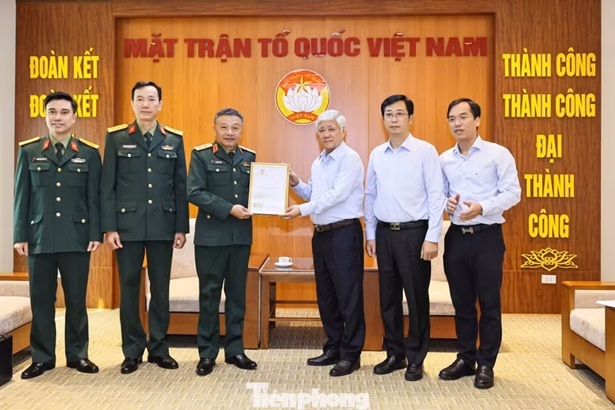 Ông Đỗ Văn Chiến trao thư cảm ơn của Trung ương MTTQ Việt Nam tới Bộ Quốc phòng.