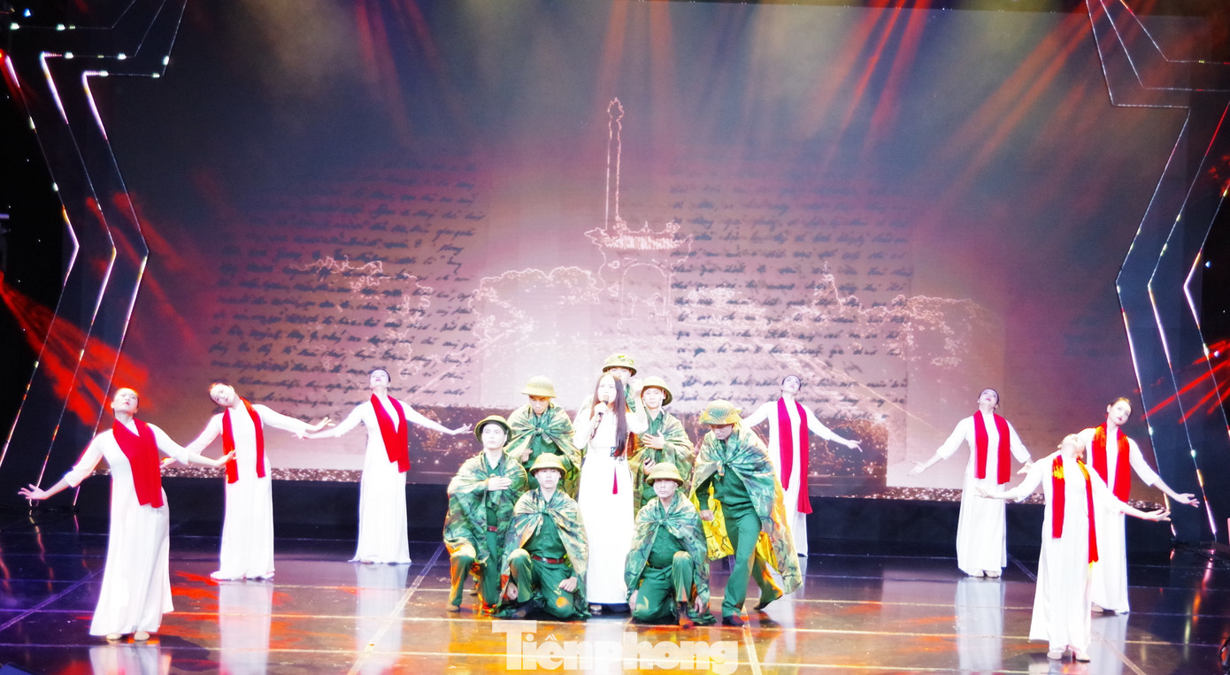 Ca khúc "Cỏ non thành cổ", sáng tác: Tân Huyền do NSƯT Mai Hoa thể hiện.