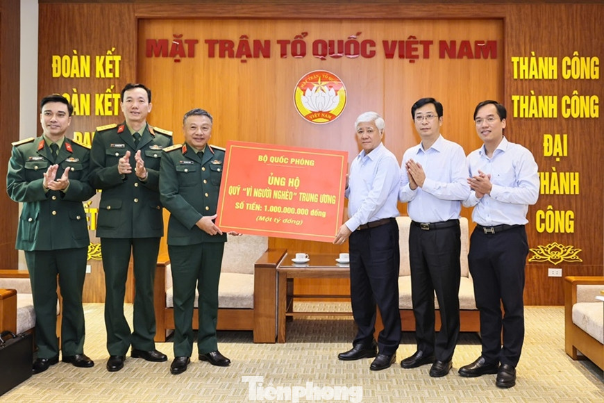 Trung tướng Lê Quang Minh thừa ủy quyền của Thủ trưởng Bộ Quốc phòng trao biển tượng trưng Bộ Quốc phòng ủng hộ Quỹ Vì người nghèo.