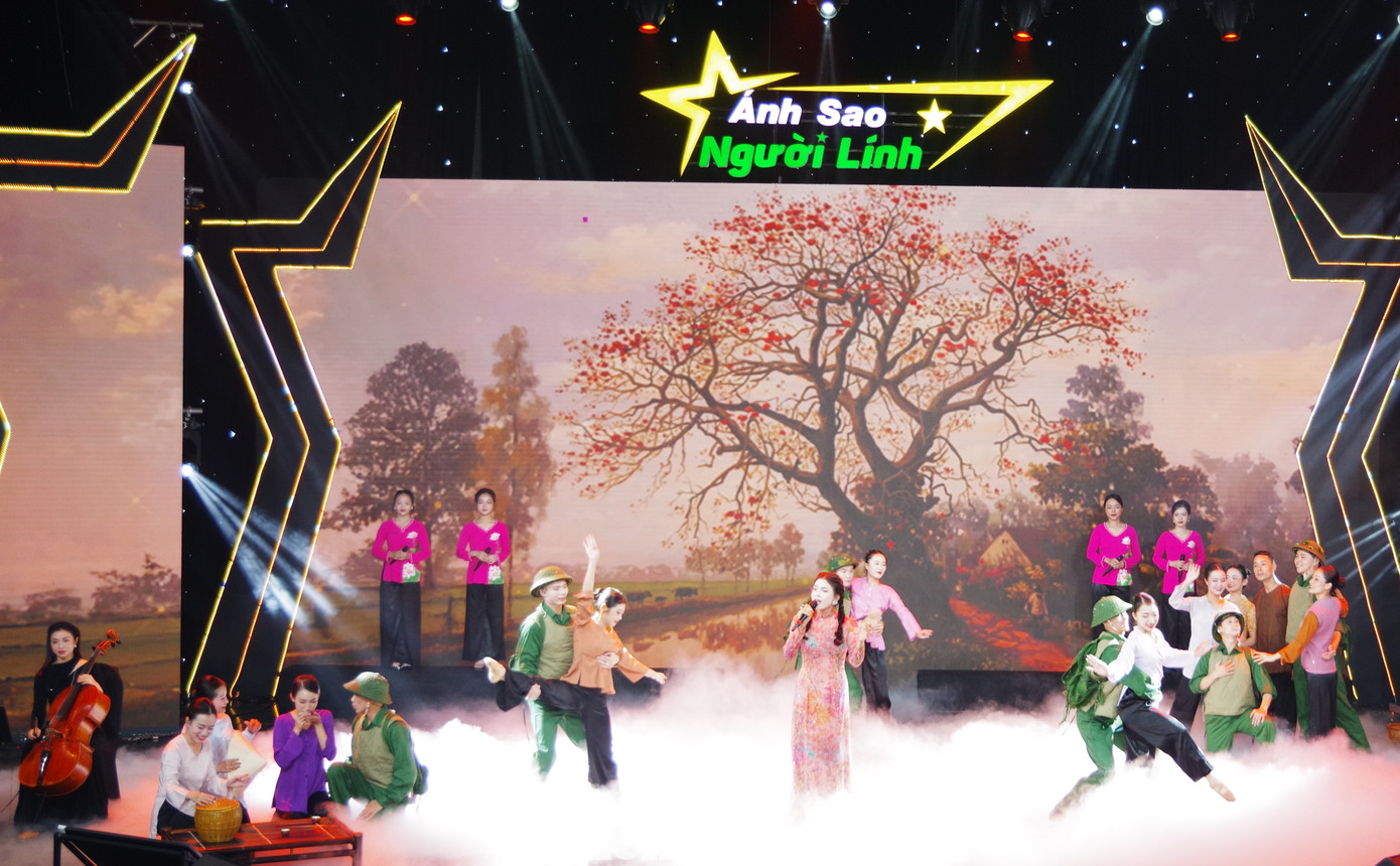 Ca sĩ Phương Thảo trình bày ca khúc "Bộ đội về làng". Nhạc: Lê Yên, thơ: Hoàng Trung Thông.