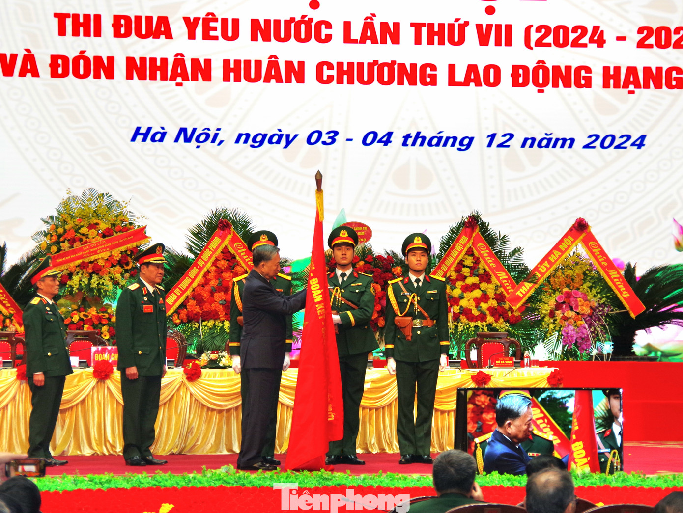 Tổng Bí thư Tô Lâm gắn Huân chương Lao động hạng Nhất lên lá cờ truyền thống Hội CCB Việt Nam.