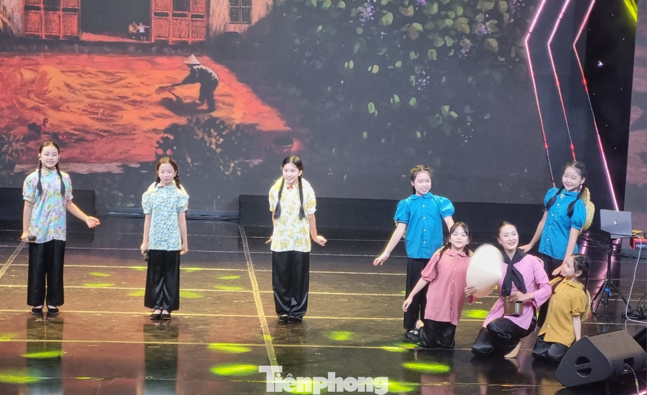 Ca khúc "Đưa cơm cho mẹ đi cày", sáng tác: Hàn Ngọc Bích, biểu diễn Nhóm Besinger và ca khúc "Tấm áo chiến sĩ mẹ vá năm xưa", sáng tác: Nguyễn Văn Tý, ca sĩ Hoàng Tùng & Nhóm Oplus thể hiện.