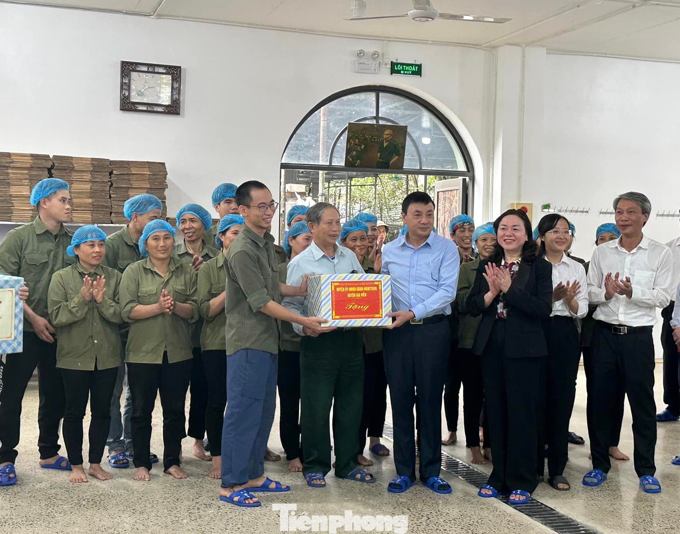 Lãnh đạo UBND tỉnh Ninh Bình đến thăm, tặng quà công nhân HTX Sinh Dược.